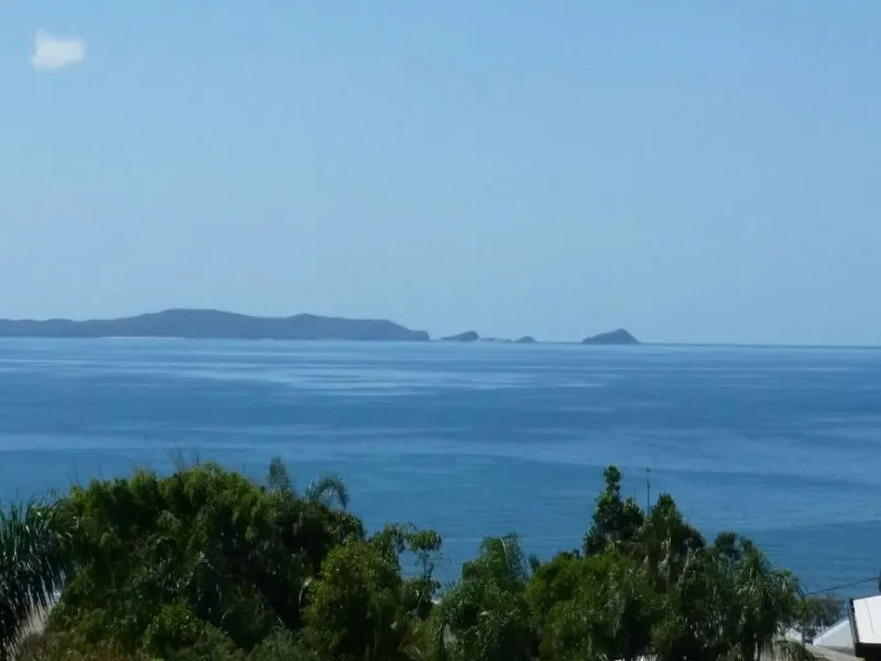 Beach House on 868m2 with Sea Views 