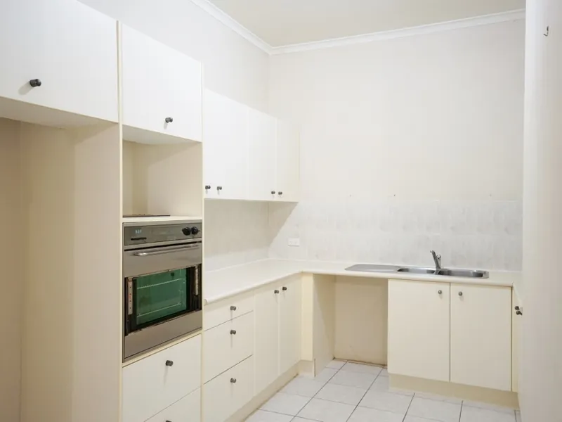 Air conditioned Modern 2 bedroom open plan apartment with plenty of facilities brand new carpet!!