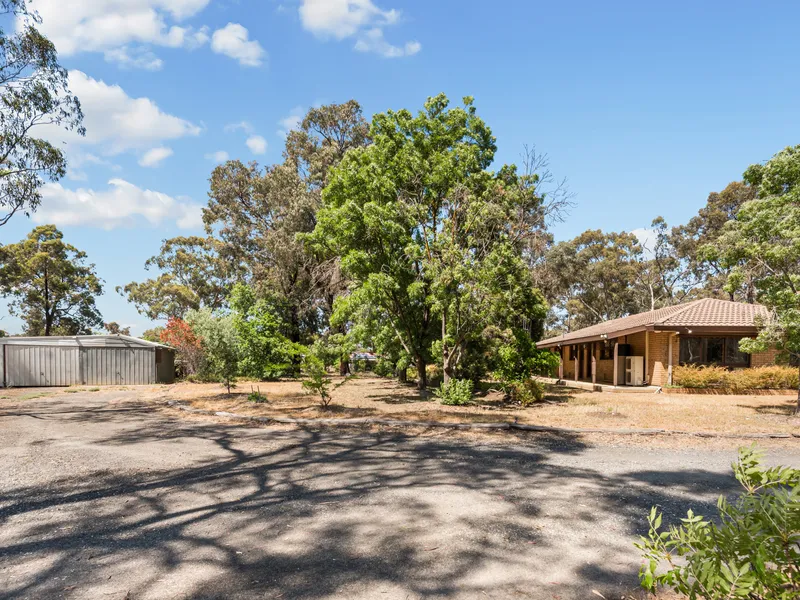 13 Acres with Tennis Court so Close to Bendigo CBD!
