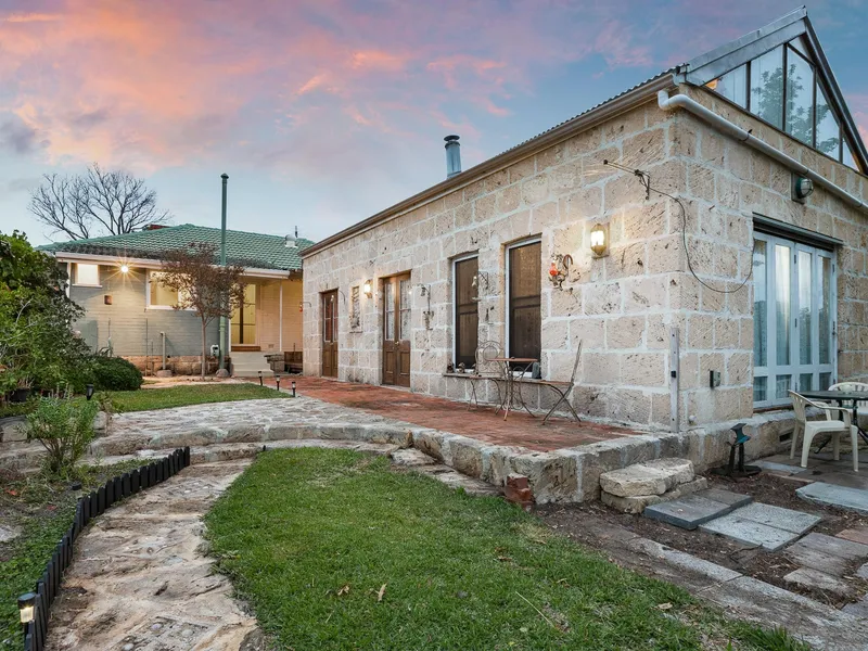 3 BED HOME WITH LIMESTONE COTTAGE!