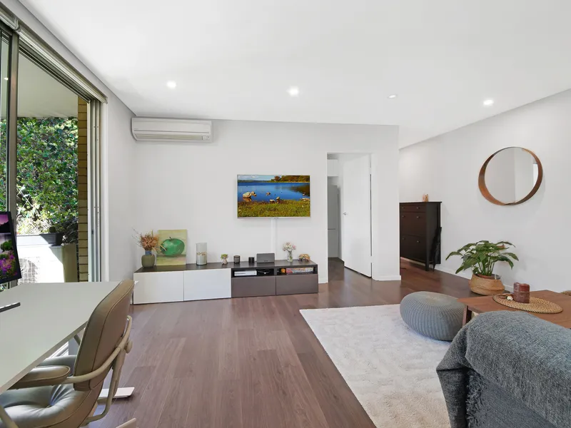 Renovated north facing top floor apartment