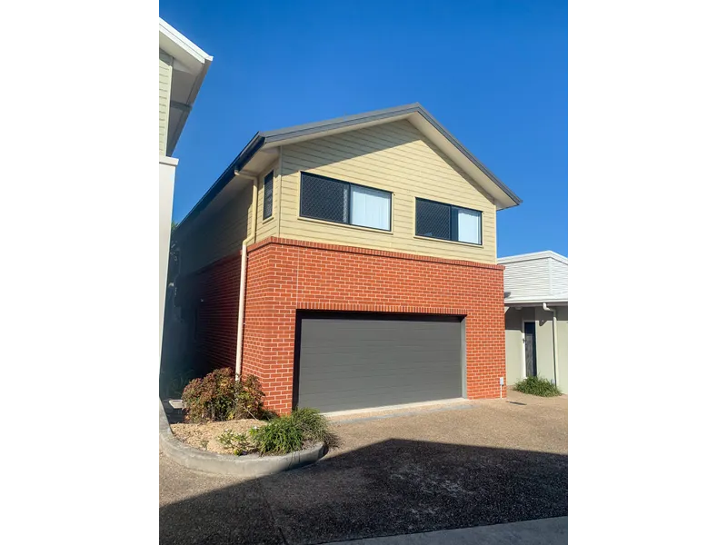 Free standing Townhouse !