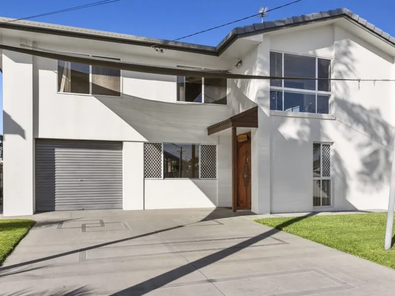 COSY GROUND FLOOR RENTAL CLOSE TO JAMES STREET & BURLEIGH BEACH