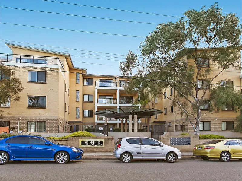 Huge 3 bedroom apartment in central Hurstville-2 garages 