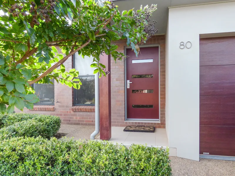 Furnished Low Maintenance Residence Lakeview Estate