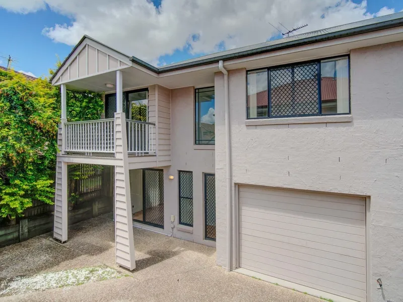 Three bedroom townhouse a stones throw from Fairfield Gardens!