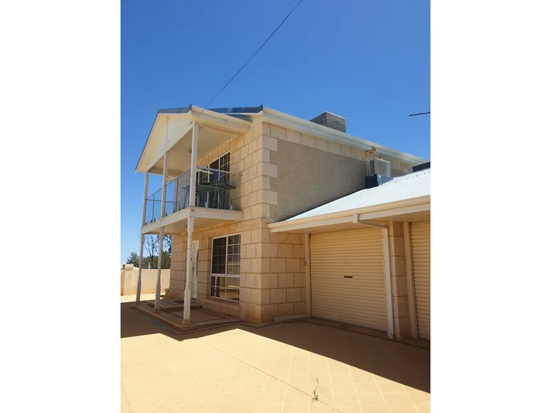 LOVELY TOWNHOUSE - A MUST VIEW