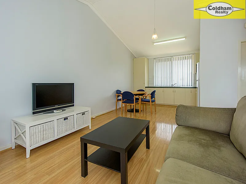 Great City Base. Top Floor Apartment  Easy stroll to  Beaufort St Shops and Cafes !