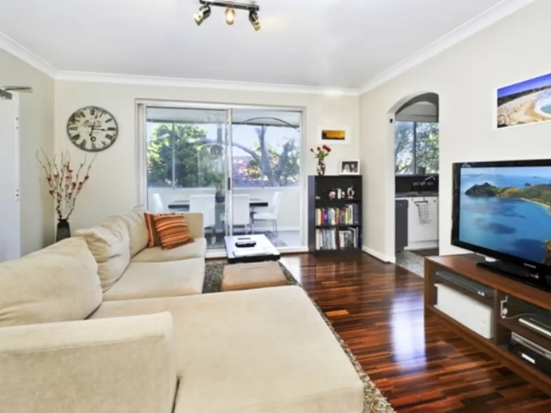 MODERN LEAFY APARTMENT MOMENTS AWAY FROM COOGEE BEACH