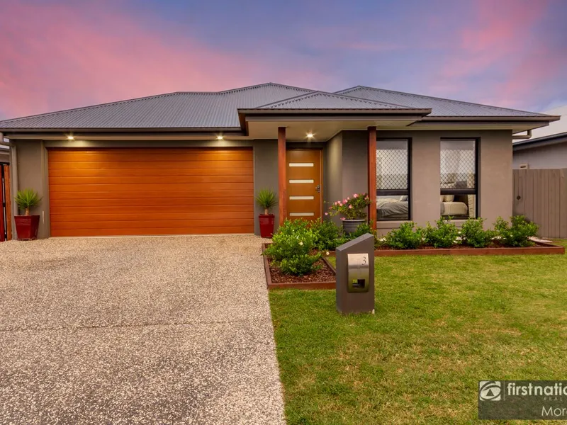 Brilliant Family Home + Beautiful Finishes (Stone Tops, High Ceilings, Ducted Air) + Big Park For Children