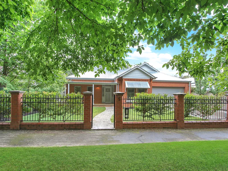 A STUNNING FAMILY HOME IN THE HEART OF BENALLA