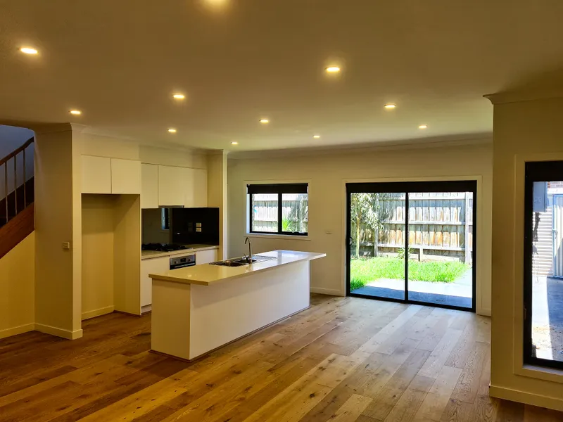 SPACIOUS 5 BEDROOM TOWNHOUSE WITH FILLED WITH NATURAL LIGHT