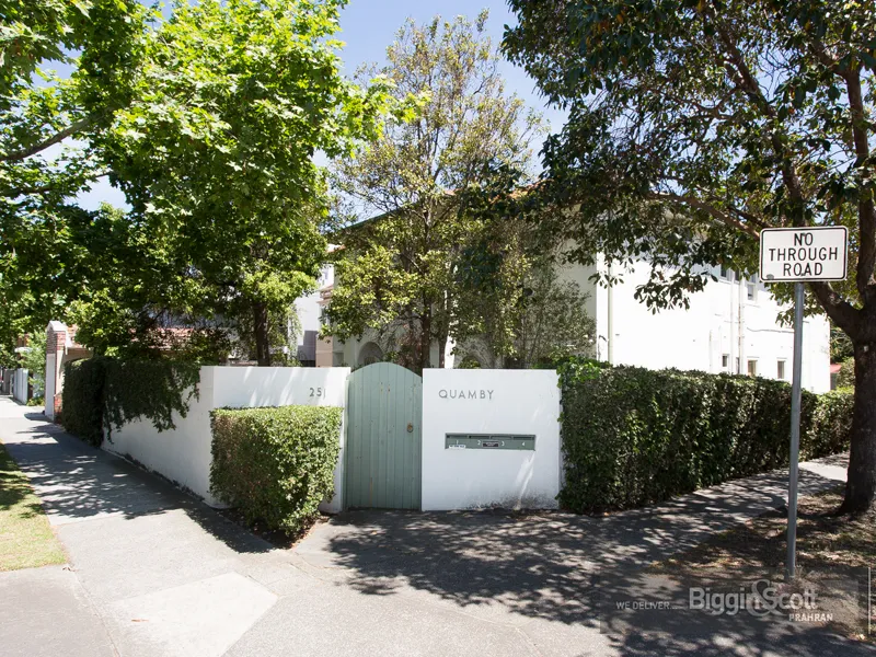 Spacious Ground Floor Art Deco, Moments From Toorak Village And Public Transport