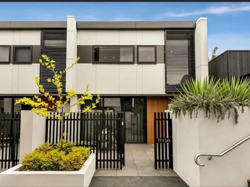 UNIQUE ELITE TOWNHOUSE WITH POOL & BBQ FACILITIES! | HODGES CAULFIELD