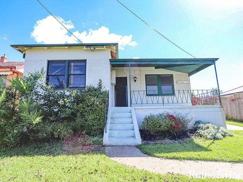 ELEVATED POSITION IN POPULAR SOUTH BATHURST