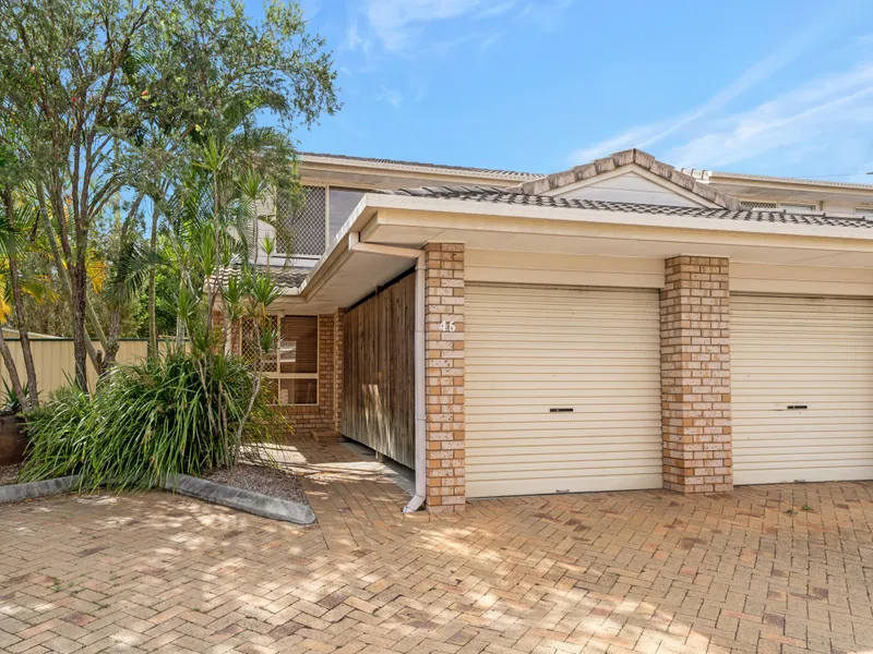 TIDY 2 BEDROOM TOWNHOUSE WITH POOL IN COMPLEX!