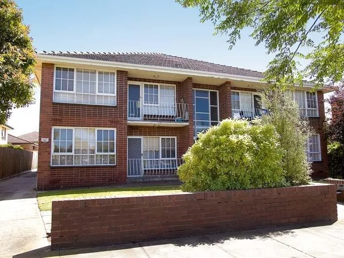 SPACIOUS ONE BEDROOM APARTMENT !