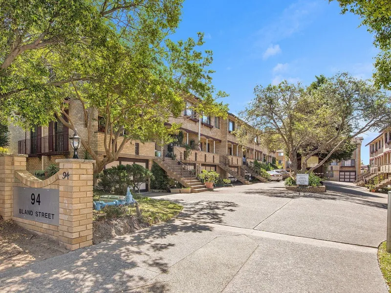 3 BEDROOM TOWNHOUSE WITH LOCK UP GARAGE