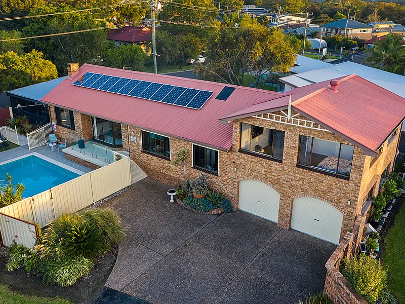 Your own private resort style oasis - 708m2 with views