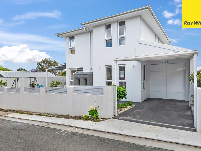 MODERN FREE STANDING HOME IN TOP LOCATION - DO NOT MISS OUT !