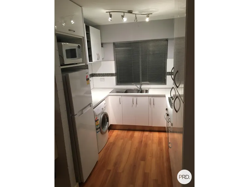 1 bed studio, recently updated.  With white goods included.