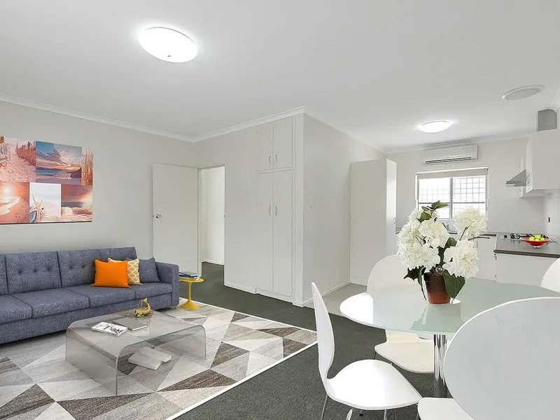 Lovely 2 bedroom unit in excellent condition