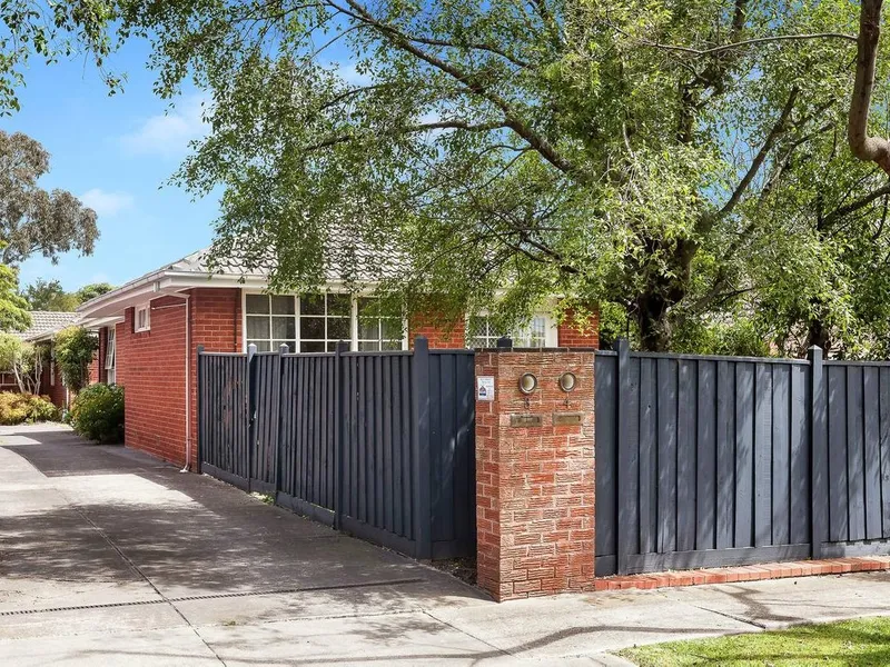 Sparkling Single Level Living in Sought after Pocket