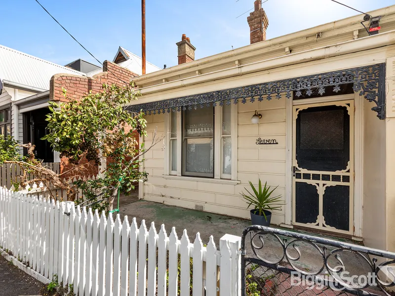 ENJOY A FINE INNER-CITY LIFESTYLE IN THIS CLASSIC VICTORIAN HOME
