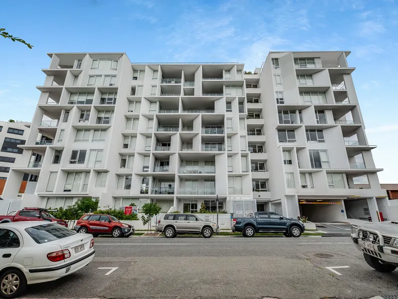 Luxury, Air-conditioned 1 Bedroom Apartment - walk to schools, bars/cafes, public transport and the Brisbane River