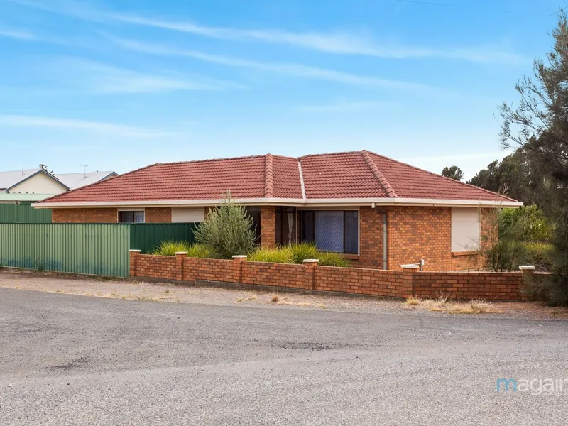 🏠 Beachside Bliss: Charming Corner Block Haven 🌊