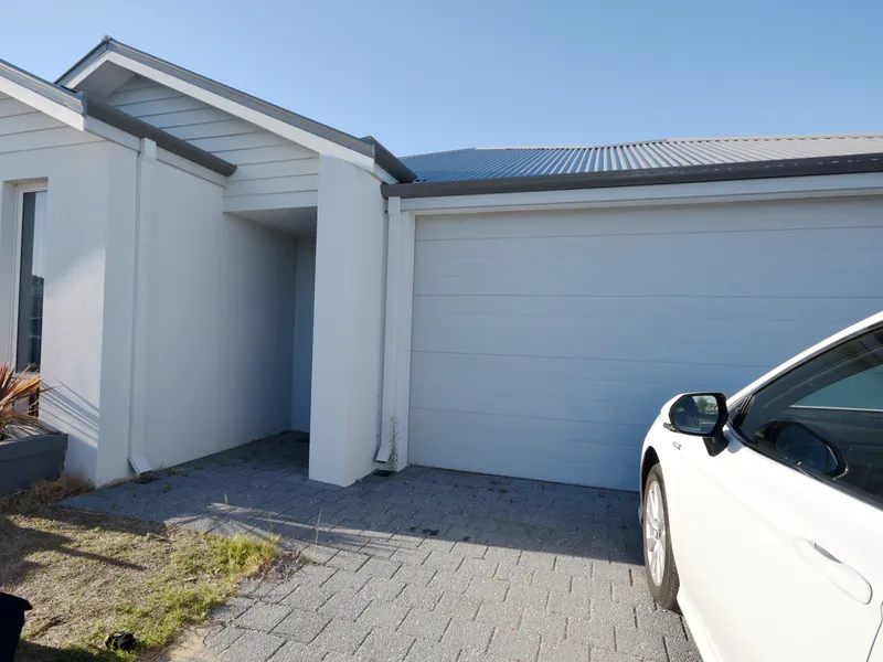 Modern 4 Bedroom Home with Double Garage and Outdoor Living Area!