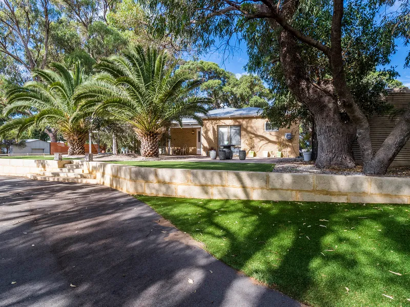 LARGE FAMILY HOME ON INCREDIBLE 4.4 ACRES