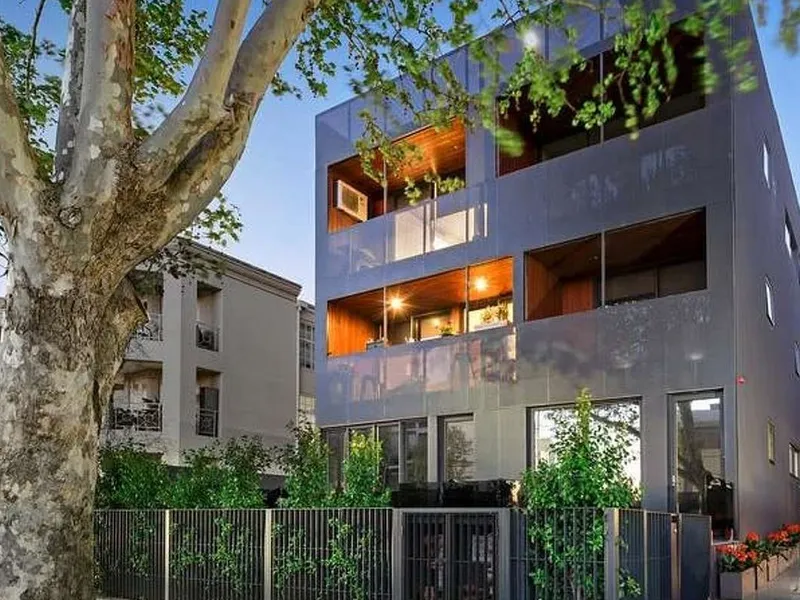 DESIGNER CONTEMPORARY LIVING ON THE AVENUE