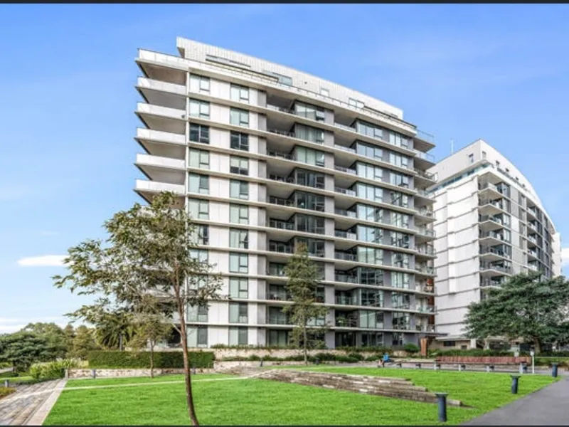 Water view One Bedroom Apartment with Parking, 1 min to Train Station in the Waterfront Building 