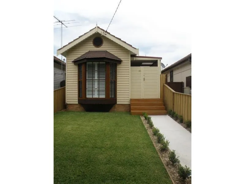 POSTION PERFECT 3 BEDROOM- WALK TO STATION AND PADSTOW CBD