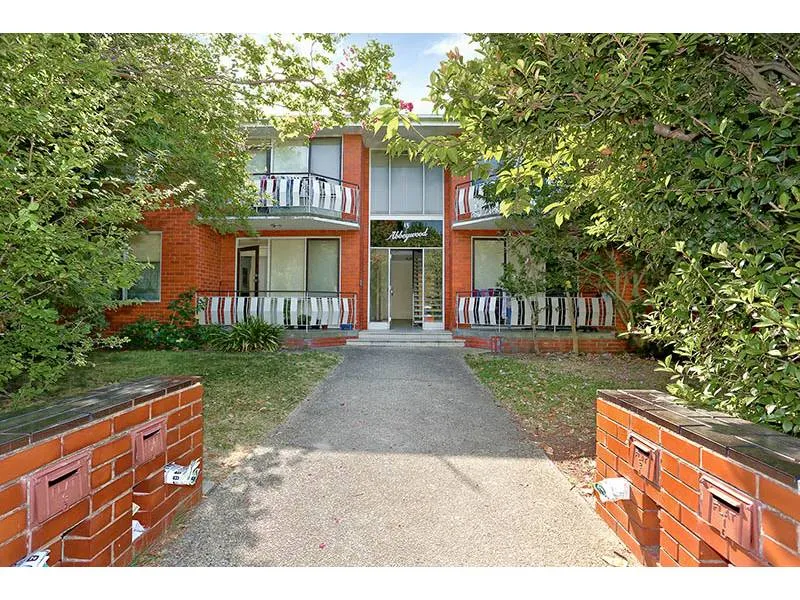 Quiet Renovated Ground Floor Flat