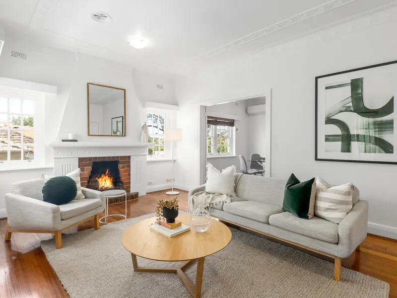 Huge Art Deco with private garden & garage