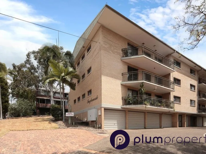DOES THIS UNIT HAVE THE LARGEST LOCK UP GARAGE IN TARINGA? WE THINK SO!