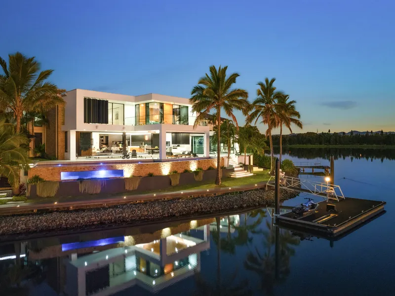 Exquisite Waterfront Entertainer, Epitomising Resort-Style Luxury
