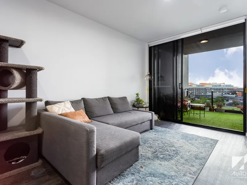LARGE ONE BEDROOM APARTMENT HIGH IN THE SKY IN WOOLLOONGABBA