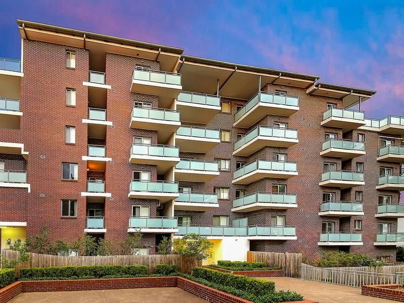 Townhouse Style Spacious 3 Bedroom Unit