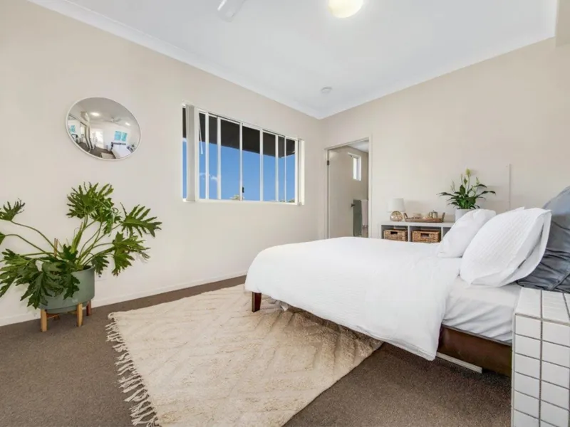 Modern Apartment, Furnished, Close to Beach!