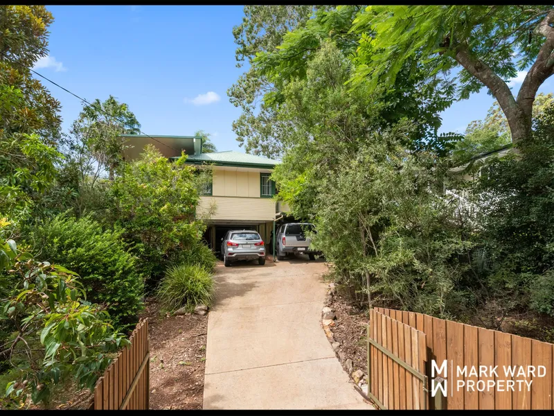 LOVINGLY CARED FOR HIGHSET HOME IN A QUIET AND LEAFY LOCATION