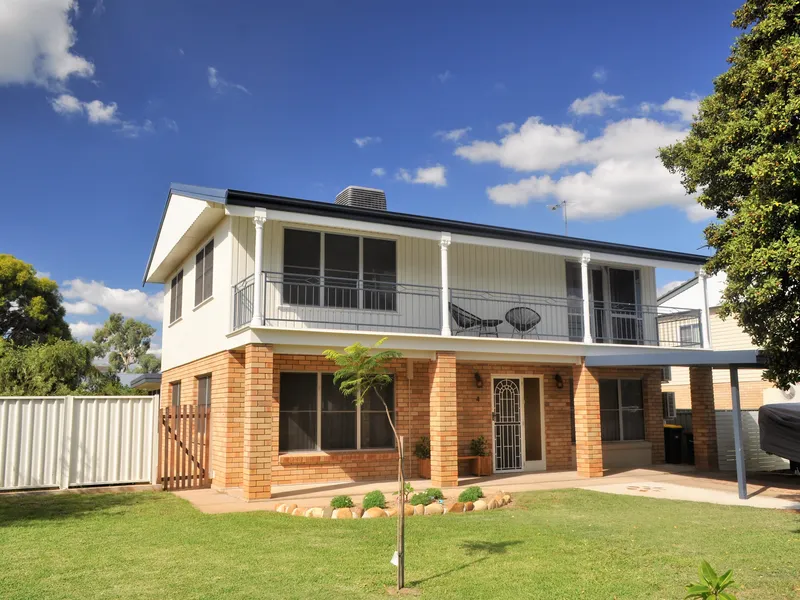 STYLISH MODERN LIVING SURE TO IMPRESS!