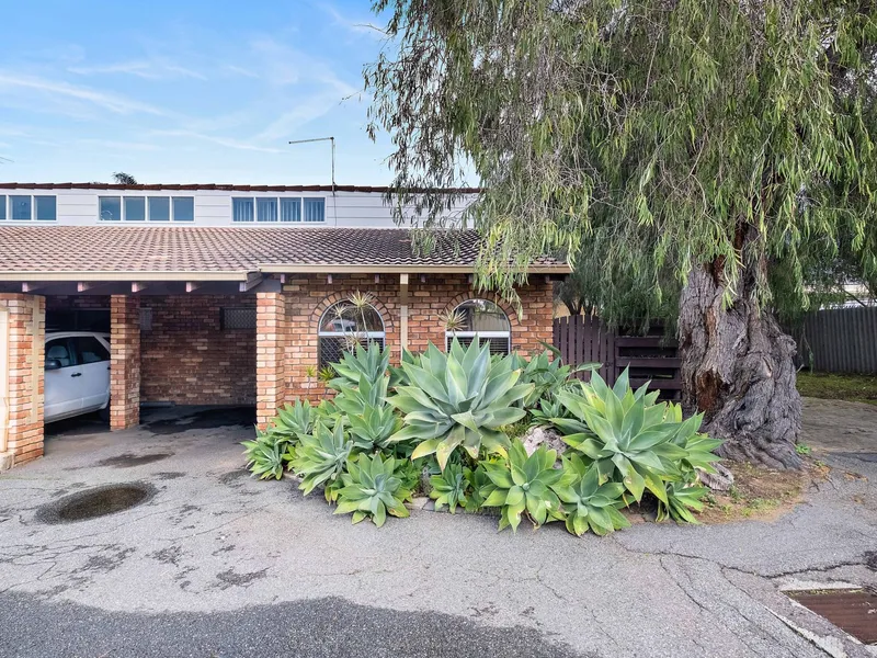 Charming Rear Unit with Spacious Courtyard