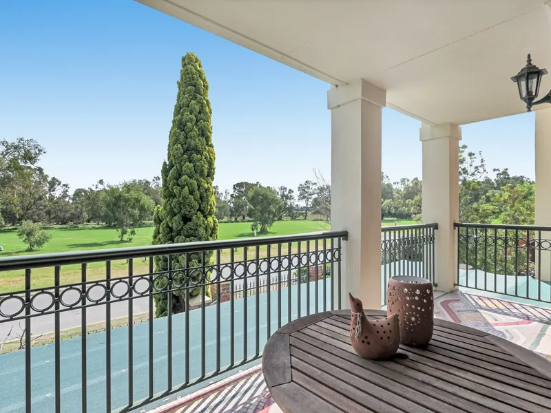 PENTHOUSE APPARTMENT OVERLOOKING TRANQUIL PARKLANDS