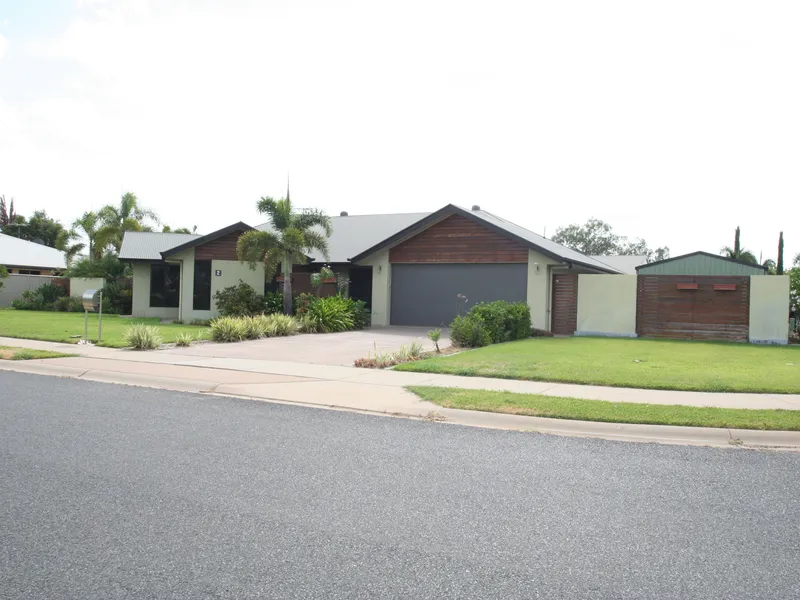 STUNNING FAMILY HOME IN THE VINES !!