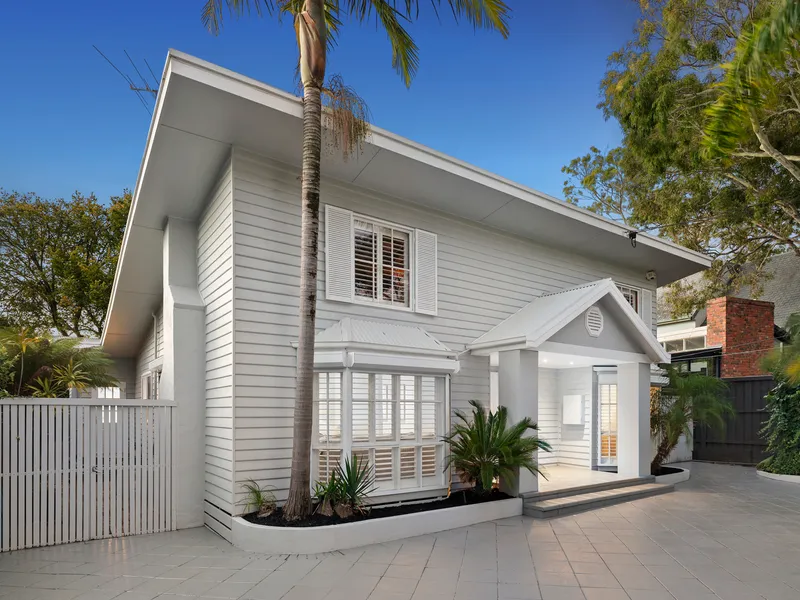 A Sublime Showpiece of Style, Sunlight and Space