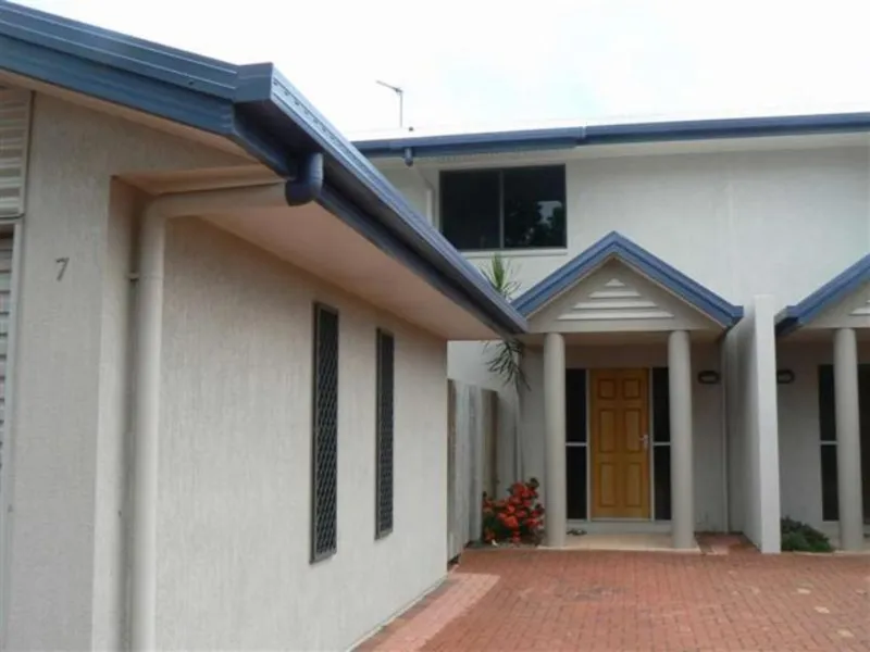 SPACIOUS TOWNHOUSE WALKING DISTANCE TO THE BEACH