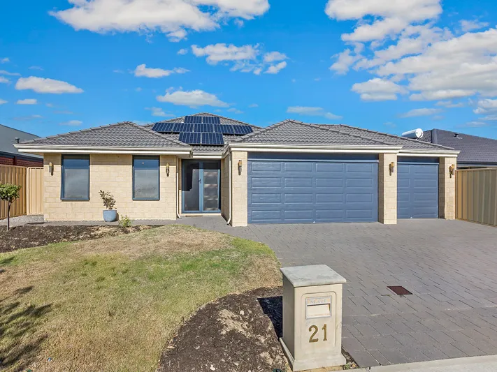 LARGE FAMILY HOME PACKED WITH FEATURES!